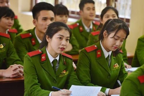 Bố có tiền án, con được xét tuyển trường công an, quân đội không?