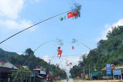 Ba người bị điện giật khi dựng cây nêu