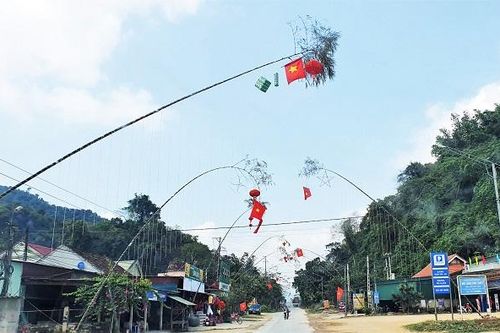 Nghệ An: Dựng cây nêu đón Tết, 3 người bị điện giật thương vong