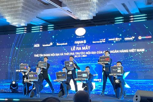 7 ngân hàng đồng loạt ra mắt thẻ chip nội địa