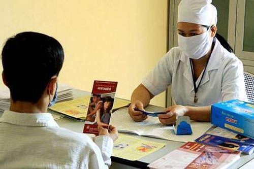 Quản lý, chăm sóc người nhiễm HIV