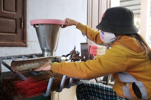 Rực đỏ làng nghề làm hương