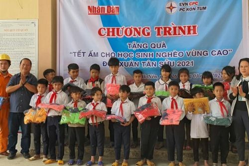 Hơn 200 áo ấm cho học sinh dân tộc thiểu số nghèo vùng cao đón Tết