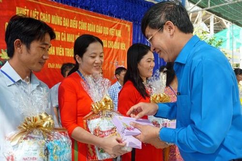 Tết Sum vầy đến với thầy, trò nơi Đất Mũi Cà Mau