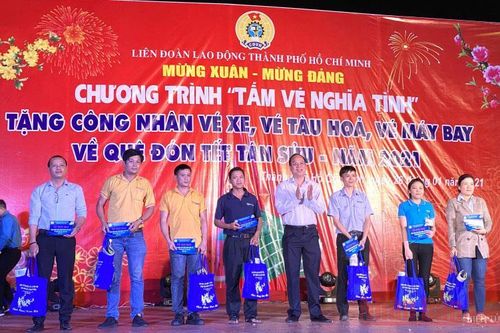 Trao hơn 800 'Tấm vé nghĩa tình' cho công nhân TP Hồ Chí Minh về quê đón Tết