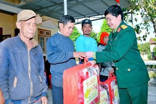 'Bộ đội Cụ Hồ mới thương dân và lo cho dân như vậy'