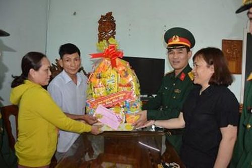 Tỉnh Quảng Ngãi thăm, tặng quà Tết gia đình cán bộ, chiến sĩ công tác tại quần đảo Trường Sa