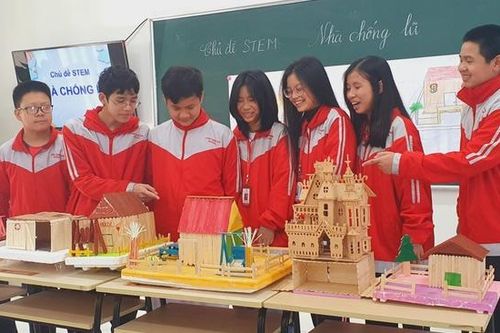 Học sinh lớp 8 sáng tạo nhiều mô hình nhà chống lũ cho người dân miền Trung