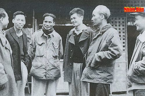 Phim tài liệu Bác Hồ với các kỳ đại hội Đảng khai thác nhiều tư liệu, hình ảnh quý