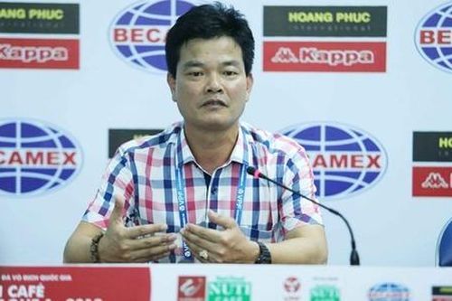 HLV Văn Sỹ tiết lộ lý do chỉ ký hợp đồng một tháng với ngoại binh