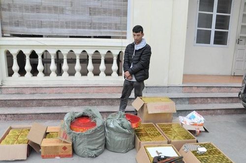 Bắt đối tượng mang súng tự chế đi vận chuyển gần 1 tạ pháo nổ