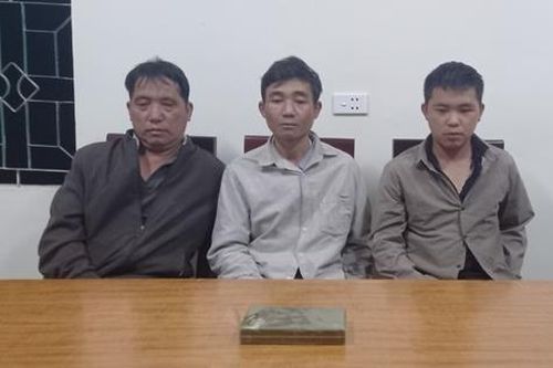 Bắt 3 đối tượng trên đường tiêu thụ 1 bánh heroin