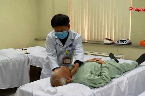 Bản tin Y tế: Chuyên gia 'mách' những dấu hiệu nhận biết nguy cơ bị liệt dây thần kinh số 7