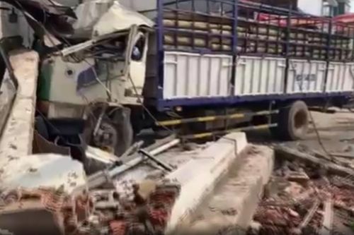 Xe tải 'điên' tông va kinh hoàng khi đang lưu thông trên quốc lộ