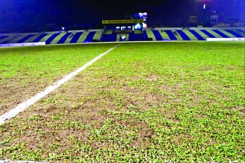 Báo động chất lượng sân bóng V-League