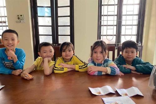 5 học sinh tiểu học trả lại của rơi cho người đánh mất