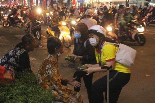 Chiến sĩ 'Xuân tình nguyện' tặng bánh chưng cho người nghèo dịp Tết đến xuân về