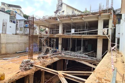 Xây khách sạn 5 tầng hầm gây sự cố, phải bồi thường cho 12 hộ dân