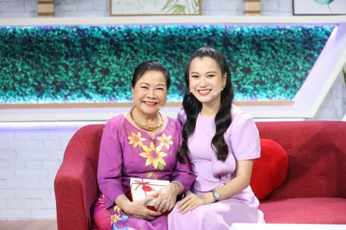 Lâm Vỹ Dạ xúc động rơi nước mắt khi nhận quà từ NSƯT Thanh Dậu sau 12 năm