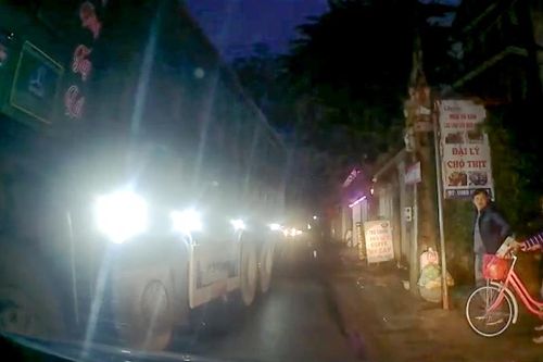 Hết hồn vì xe tải bất thình lình xuất hiện sau ánh đèn pha chói lóa