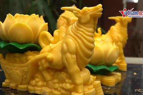 Trâu vàng sinh ra từ nến hút khách dịp Tết Tân Sửu