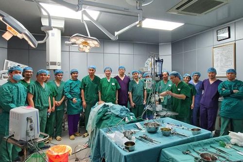 Người phụ nữ mọc khối u to như quả bưởi trên mặt, phá hủy mắt