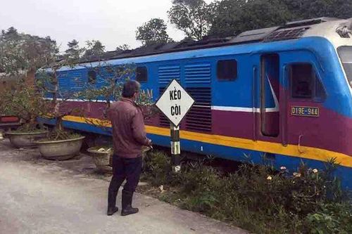 Bị tàu đâm tử vong khi đi bộ qua đường sắt