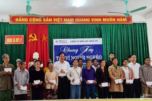 Công ty Điện lực Nghệ An tặng quà Tết cho các hộ nghèo ở Kỳ Sơn