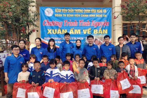 Bệnh viện Chấn thương chỉnh hình Nghệ An khám bệnh miễn phí, trao quà cho hộ nghèo ở Kỳ Sơn