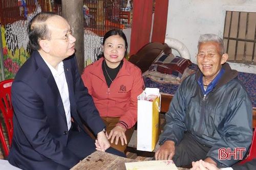 Bí thư Huyện ủy Nghi Xuân tặng quà cho gia đình chính sách