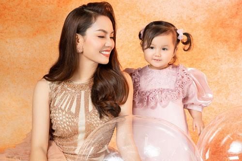 Ca sĩ Ngọc Anh khoe nhan sắc U40 bên con gái nhỏ