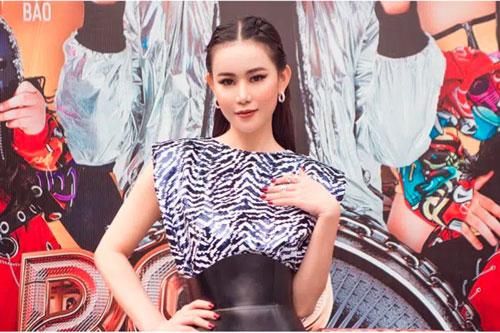 Cao Thùy Trang đẹp nổi bật dù diện đầm bình dân