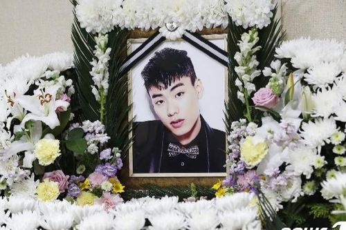 Rapper Iron (thành viên hụt BTS) bị giết? - Tang lễ vắng tanh: Bạn gái cũ ăn mừng trên MXH!