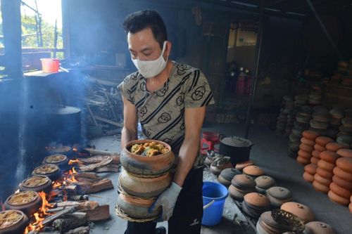 Cận cảnh những nồi cá kho giá bạc triệu ngon nức tiếng ở làng Vũ Đại