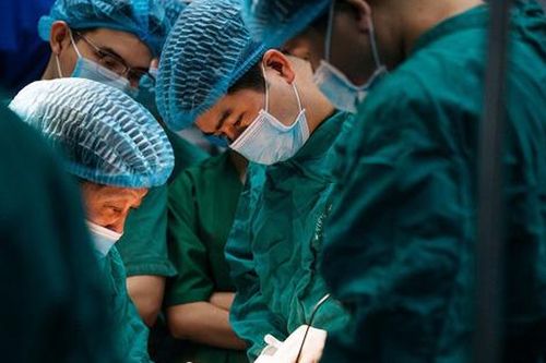 Loại bỏ khối u quái trên mặt cho cụ bà 74 tuổi