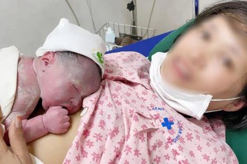 Hạnh phúc vô bờ của người mẹ 8 lần mang thai mới được ẵm con