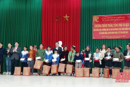 Sở Văn hóa, Thể thao và Du lịch tặng quà tết, thiết bị văn hóa và hỗ trợ làm nhà tại xã Thanh Quân