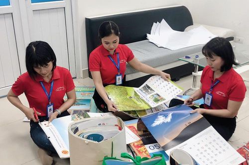 Quyên góp lịch cũ làm chữ Braille cho trẻ em khiếm thị