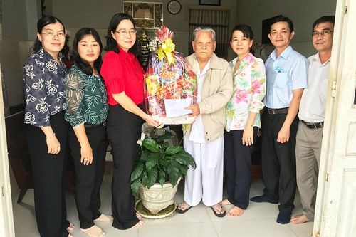 TP. Long Xuyên: Thăm, tặng quà nhân dịp Tết Nguyên đán Tân Sửu 2021