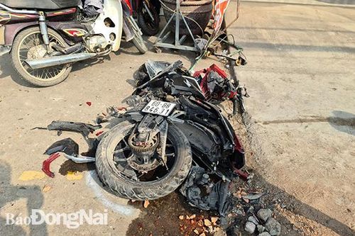 2 xe tải va chạm tông sập nhà dân bên đường