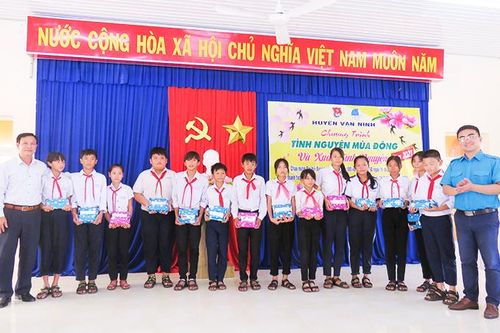 Huyện đoàn Vạn Ninh: Tổ chức chương trình tình nguyện mùa đông và xuân tình nguyện