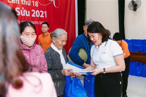 Sacombank trao tặng 100 suất quà tết cho người dân tại huyện Cam Lộ