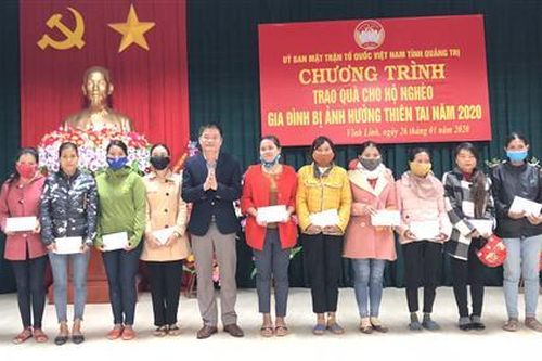 UBMTTQ Việt Nam tỉnh Quảng Trị trao hỗ trợ cho 200 gia đình khó khăn huyện Vĩnh Linh.