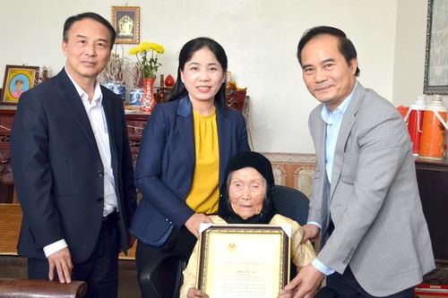 Phó Chủ tịch UBND tỉnh Hoàng Việt Phương tặng quà Tết các gia đình chính sách và người cao tuổi
