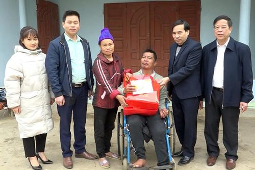 Hội Doanh nghiệp huyện Sơn Dương tặng quà người khuyết tật và trẻ mồ côi
