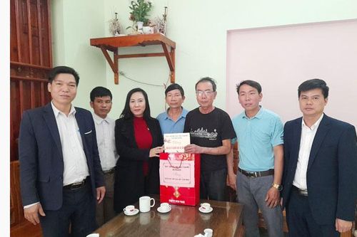 Tặng quà Tết gia đình cán bộ, chiến sĩ Trường Sa