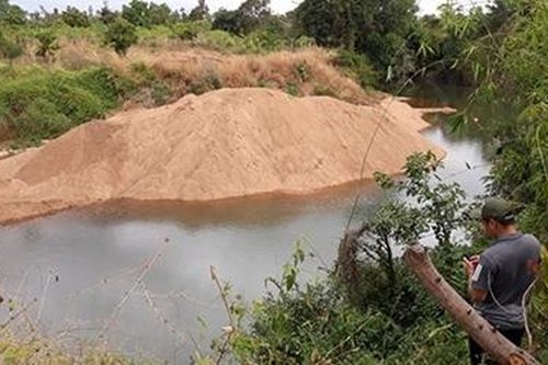 Tiếp tục phát hiện 'cát tặc' tại vùng biên giới