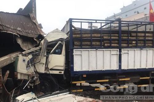 Hai xe tải va chạm rồi cán nát nhiều xe máy, tông sập cổng ủy ban phường