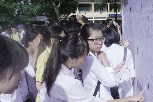 Khoe bảng điểm 'khủng' của con: Cha mẹ 'sống ảo', con gánh áp lực