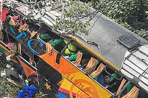 Xe buýt lao khỏi đê, 19 người thiệt mạng